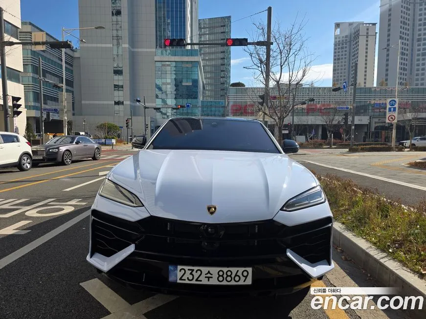 Lamborghini Urus — фото 1