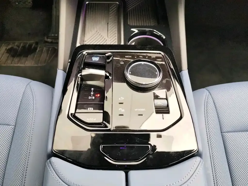 BMW i5 — фото 8