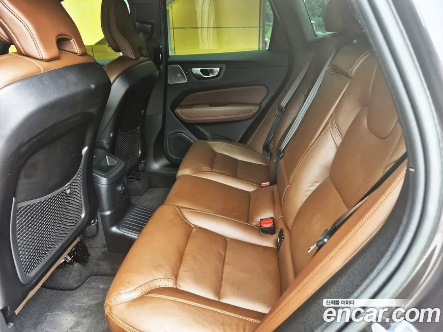 Volvo XC60 — фото 10