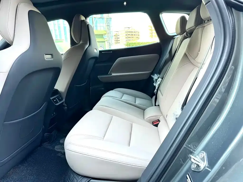 Volvo XC70 Plug-in Hybrid — фото 9