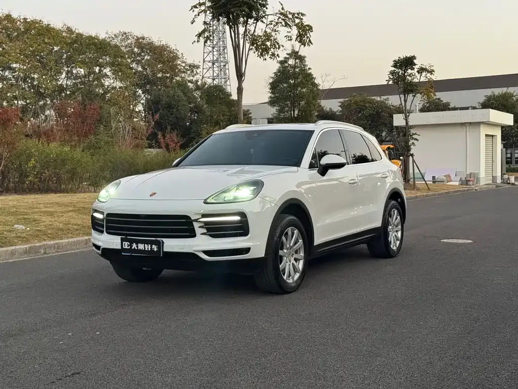 Porsche Cayenne — фото 1