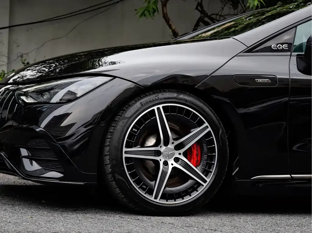 Mercedes-Benz EQE AMG — фото 10