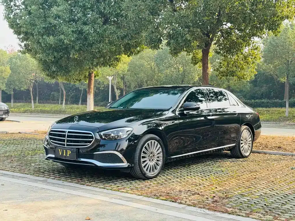 Mercedes-Benz E-Class — фото 1