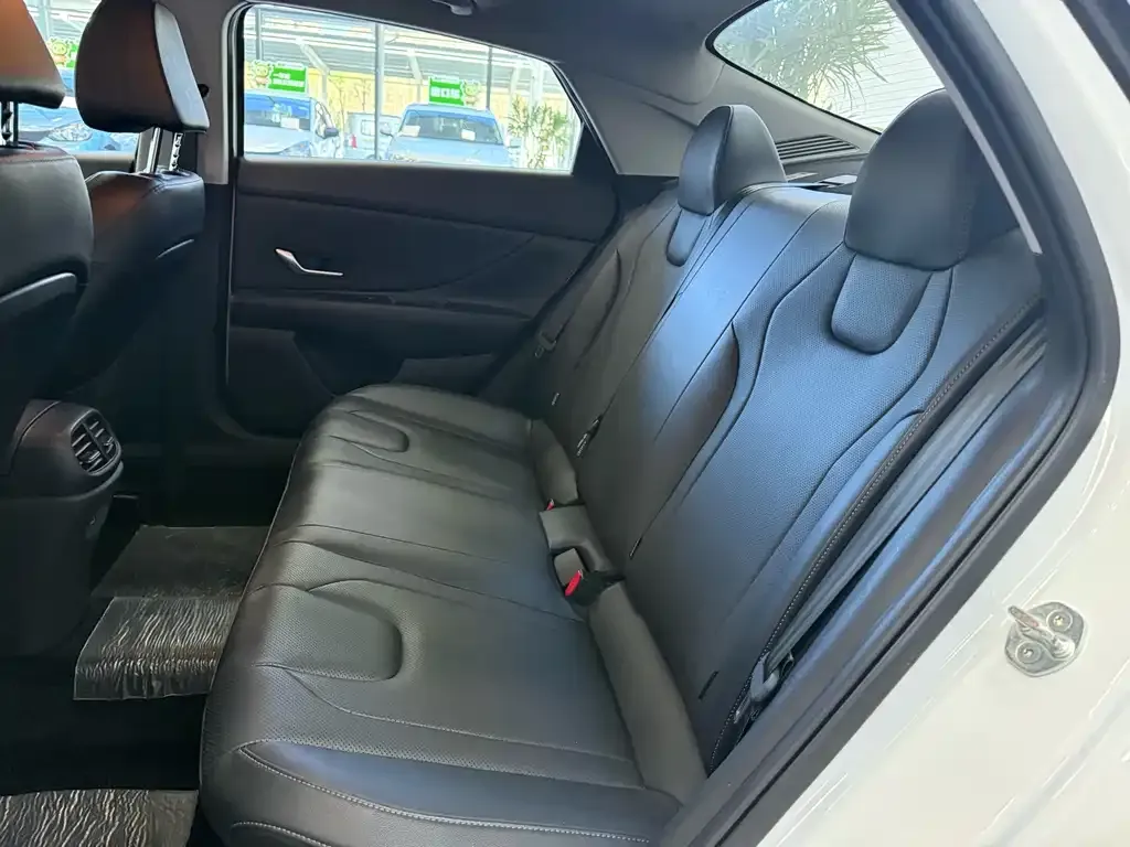 Hyundai Elantra — фото 10