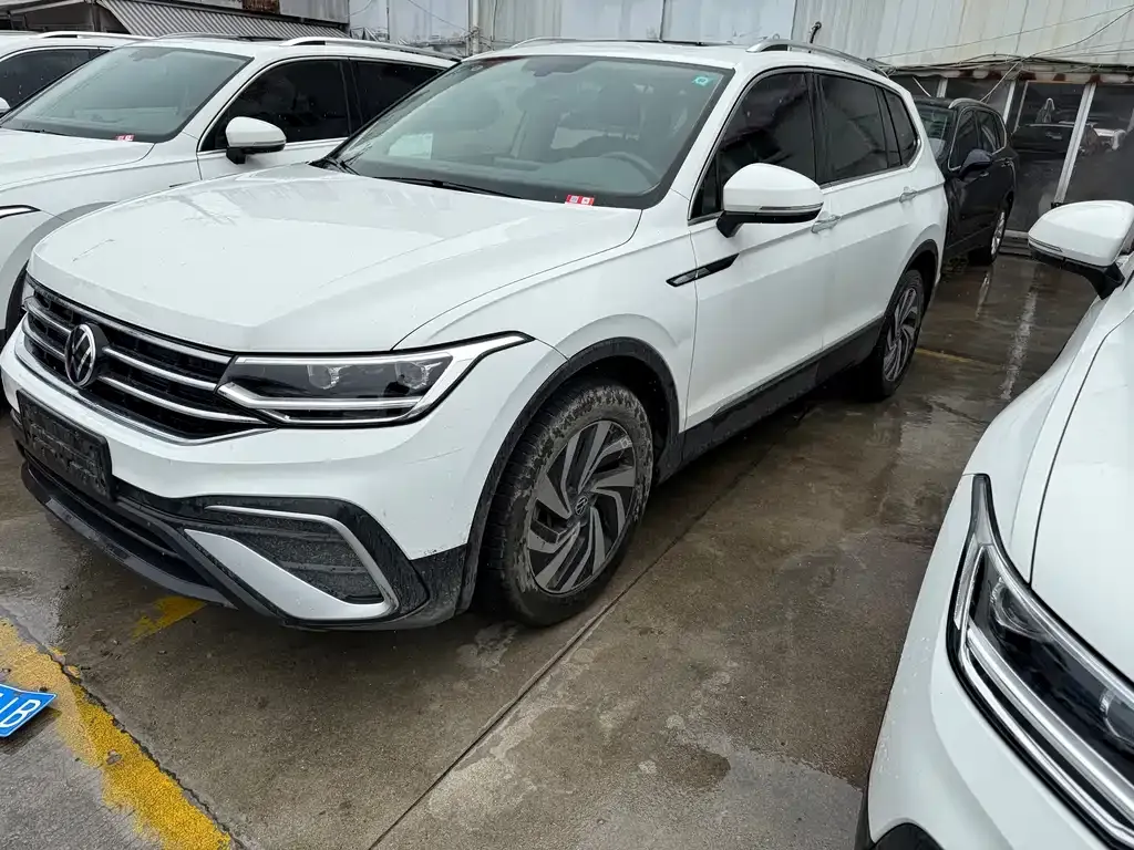 Volkswagen Tiguan L — фото 1
