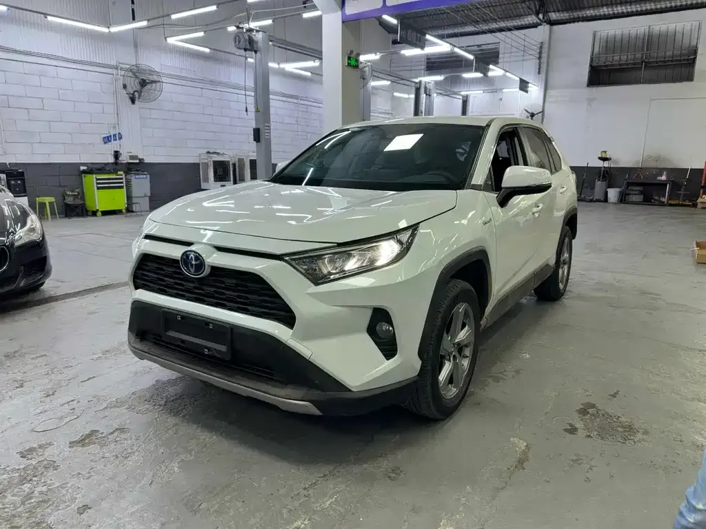 Toyota RAV4 — фото 1