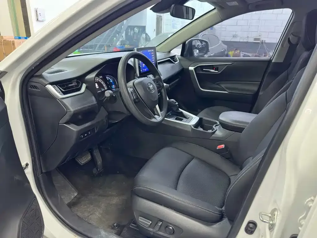 Toyota RAV4 — фото 3