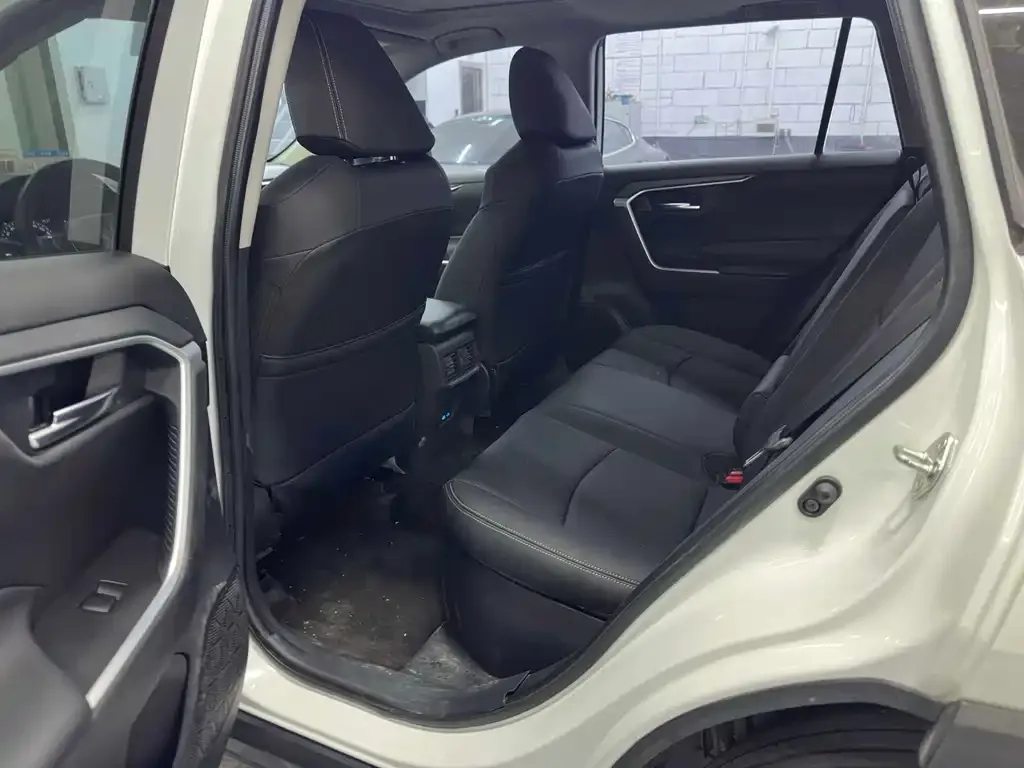 Toyota RAV4 — фото 4