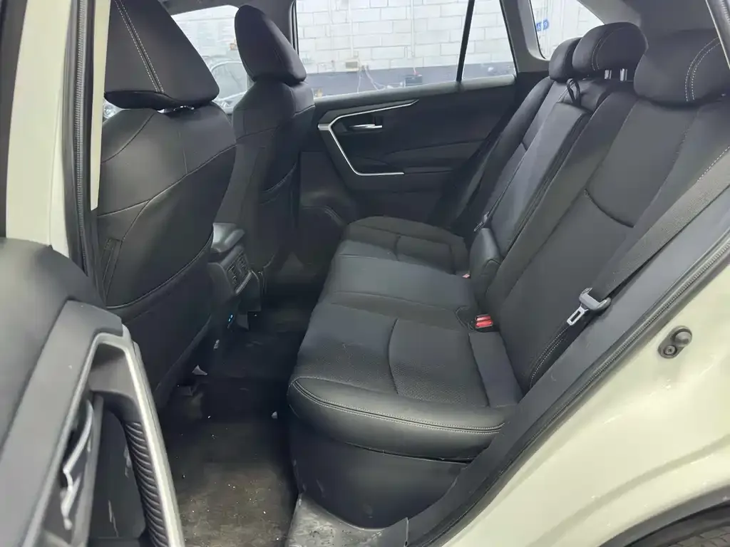 Toyota RAV4 — фото 6