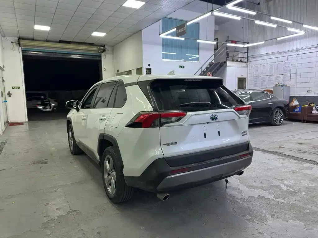 Toyota RAV4 — фото 7