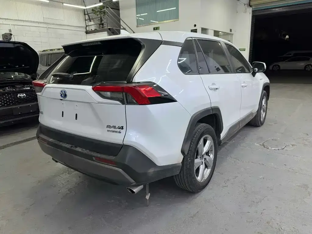 Toyota RAV4 — фото 8