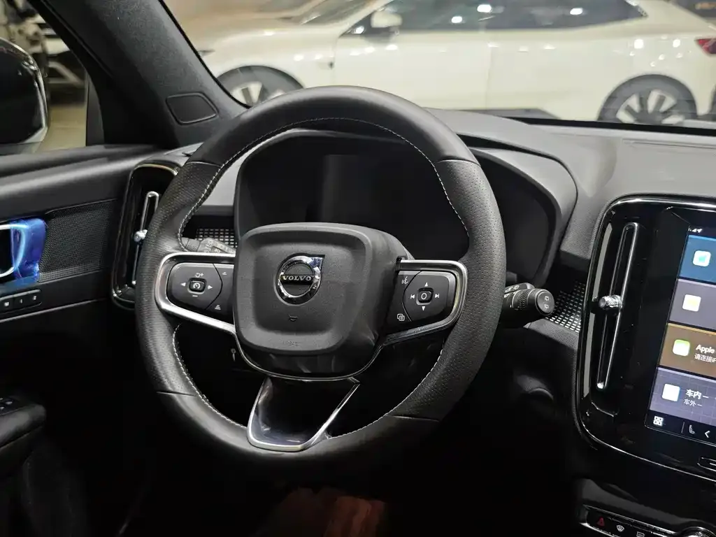 Volvo XC40 NEV — фото 8