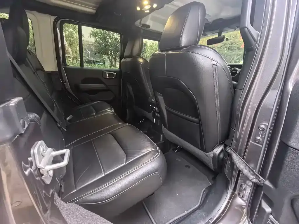 Jeep Wrangler — фото 9