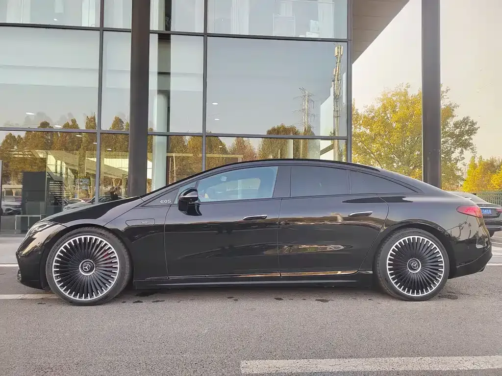 Mercedes-Benz EQS AMG — фото 3