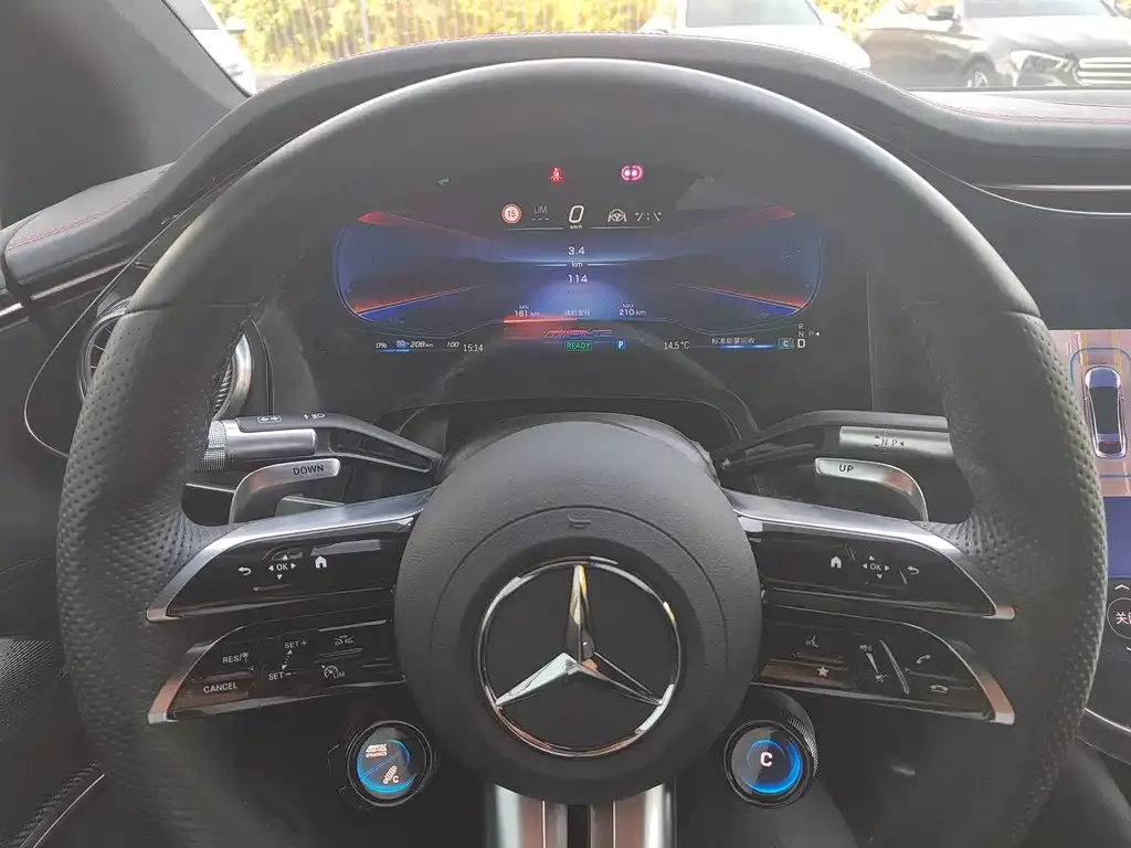 Mercedes-Benz EQS AMG — фото 9