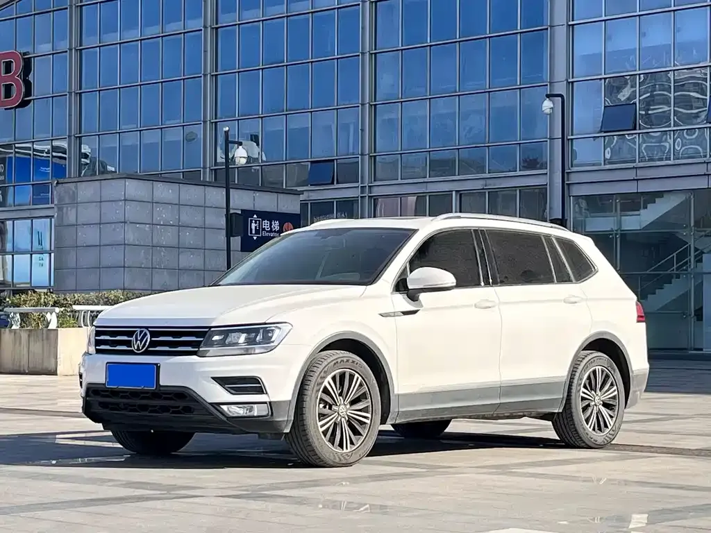Volkswagen Tiguan L — фото 1
