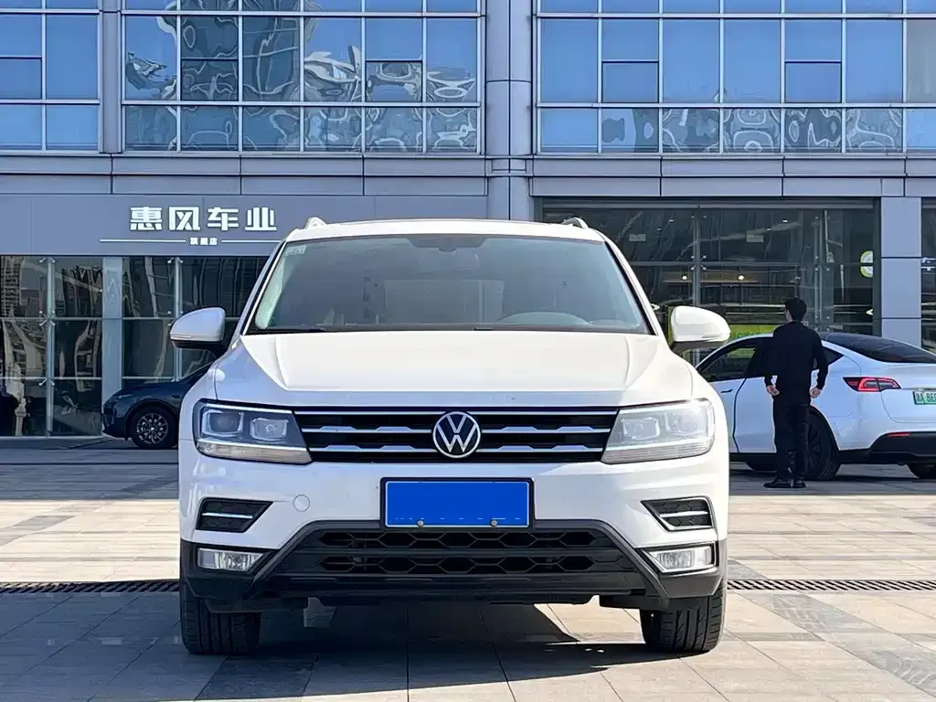 Volkswagen Tiguan L — фото 2