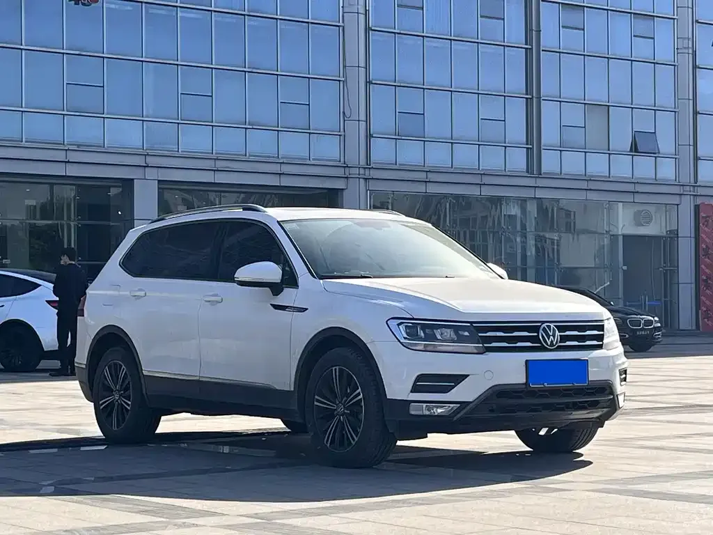 Volkswagen Tiguan L — фото 3