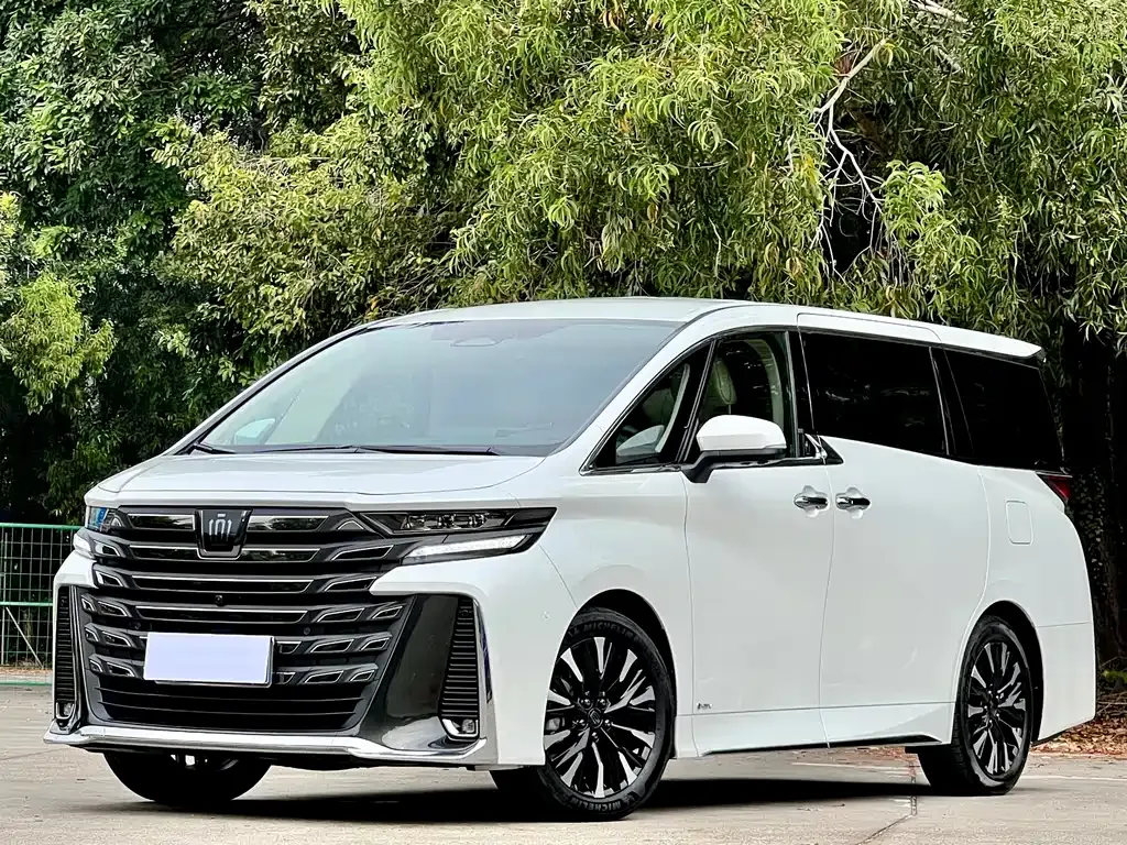 Toyota Vellfire — фото 1