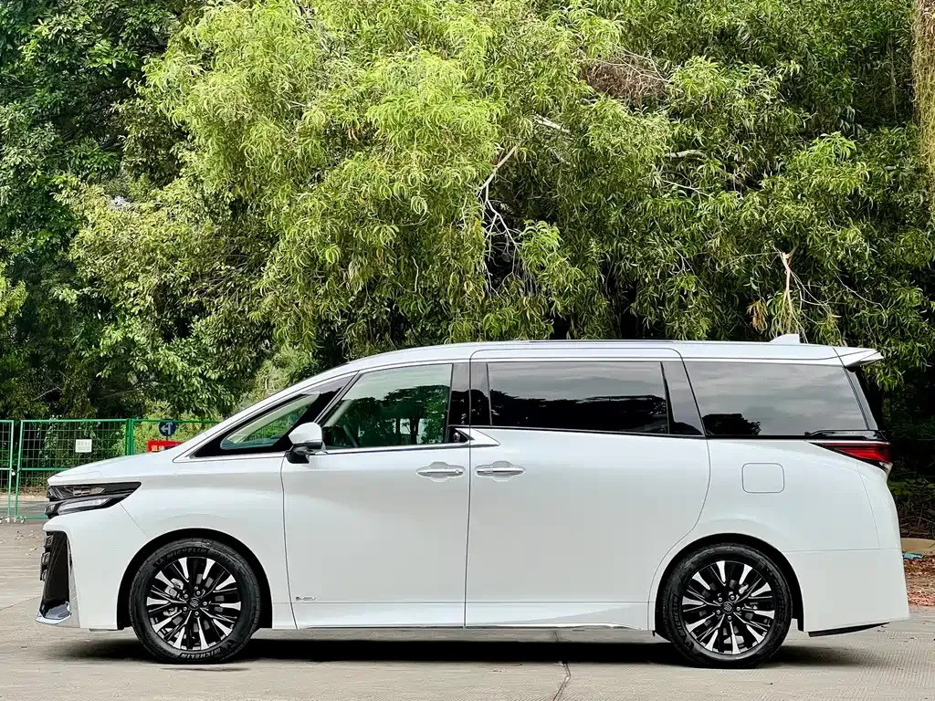 Toyota Vellfire — фото 4
