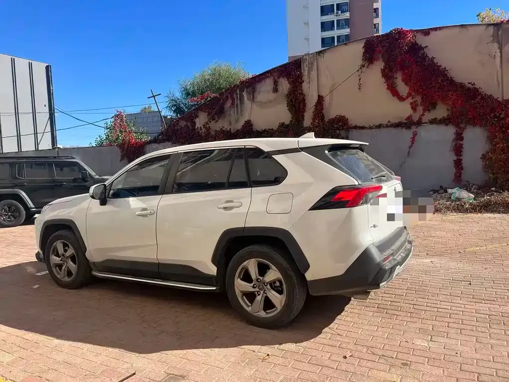 Toyota RAV4 — фото 1