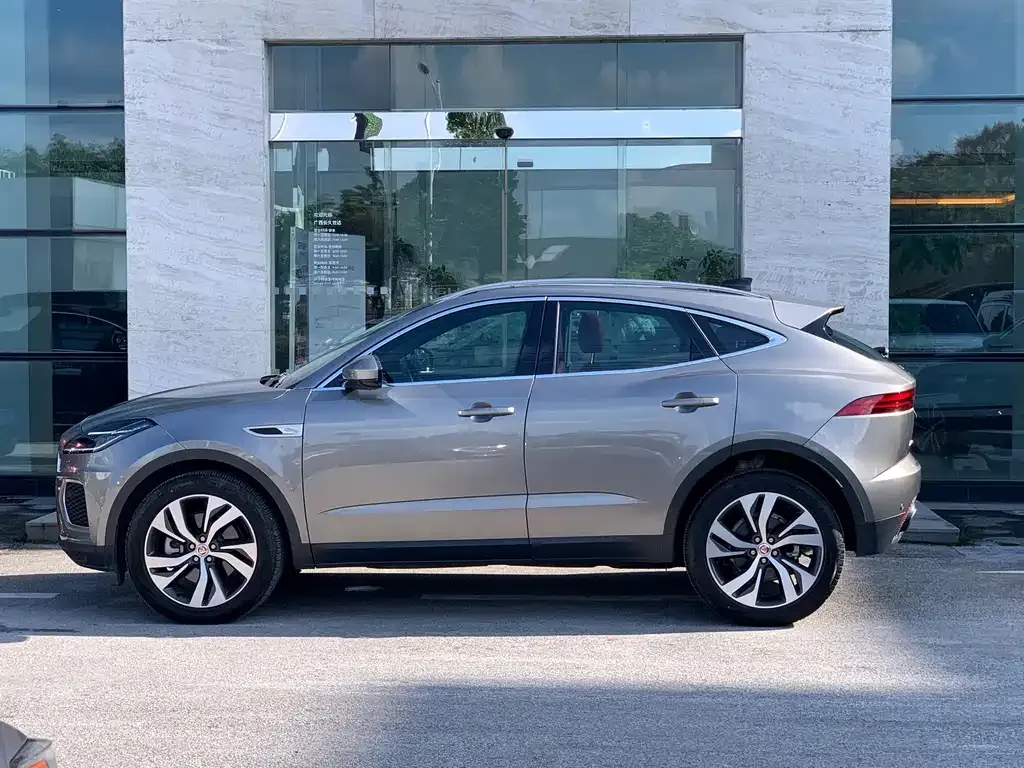 Jaguar E-PACE — фото 3