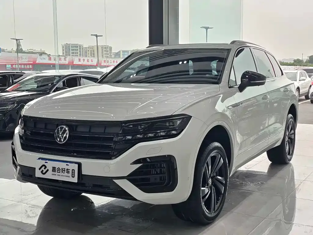 Volkswagen Touareg — фото 1