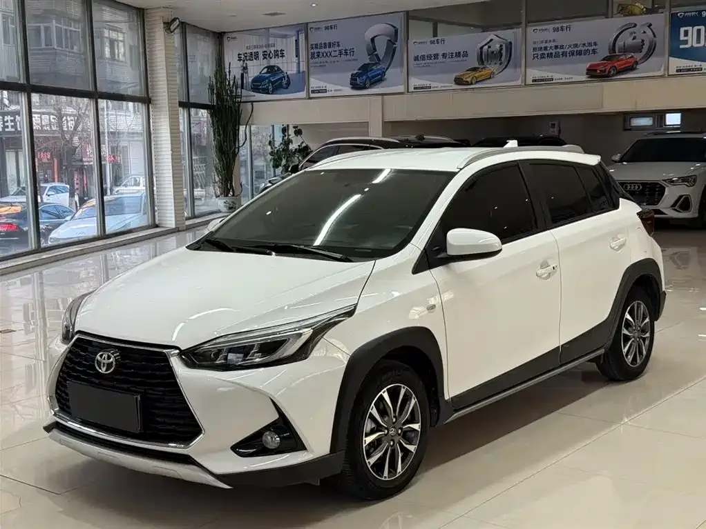 Toyota Yaris L — фото 1