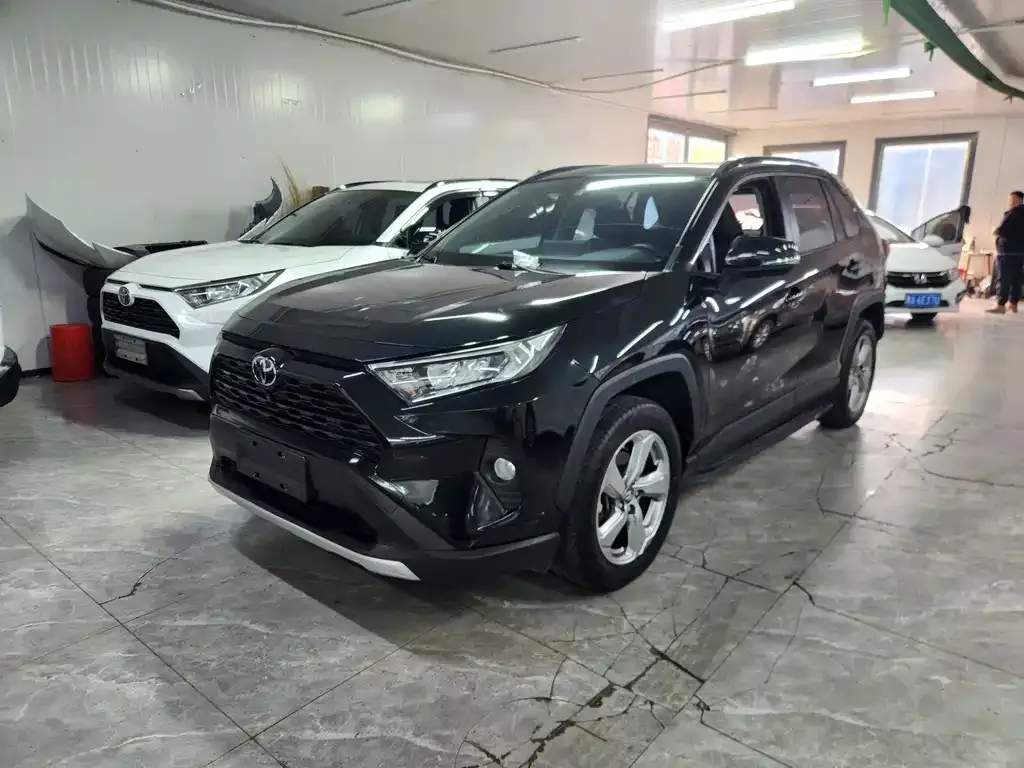 Toyota RAV4 — фото 1