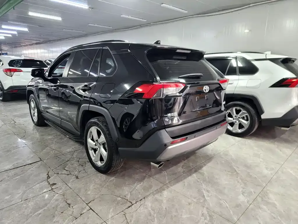 Toyota RAV4 — фото 7