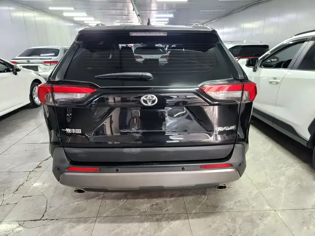 Toyota RAV4 — фото 8