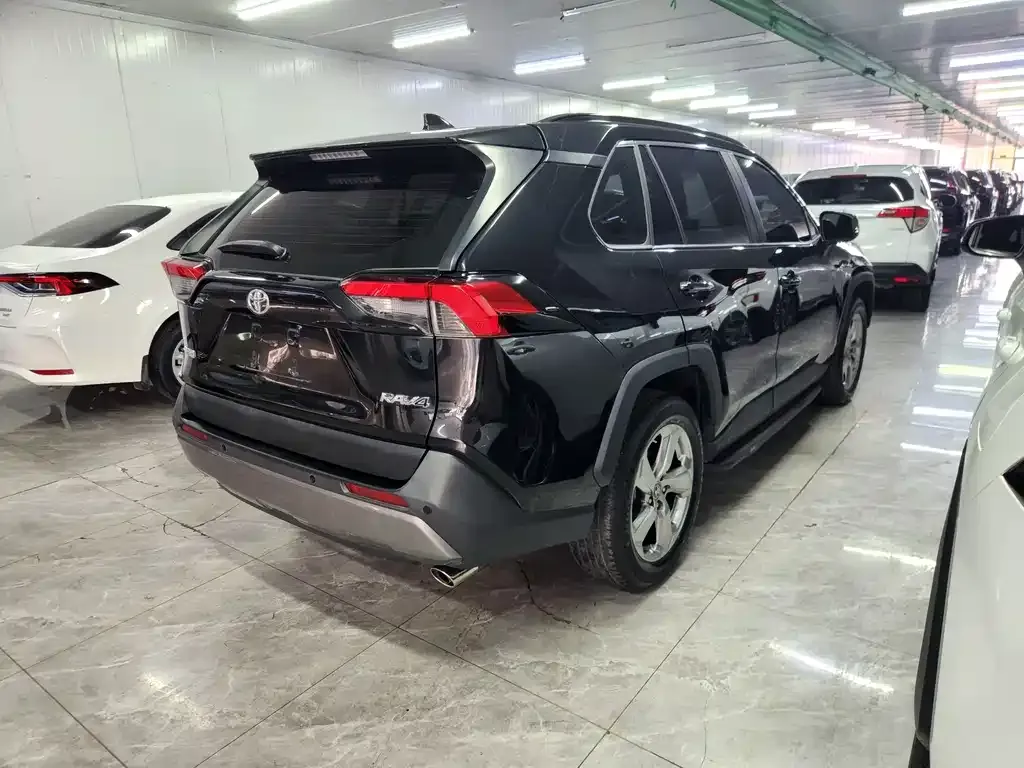 Toyota RAV4 — фото 9