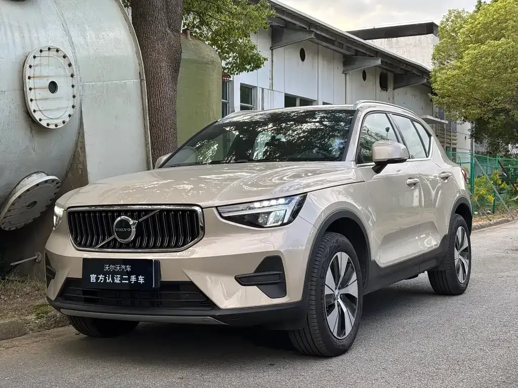 Volvo XC40 — фото 1