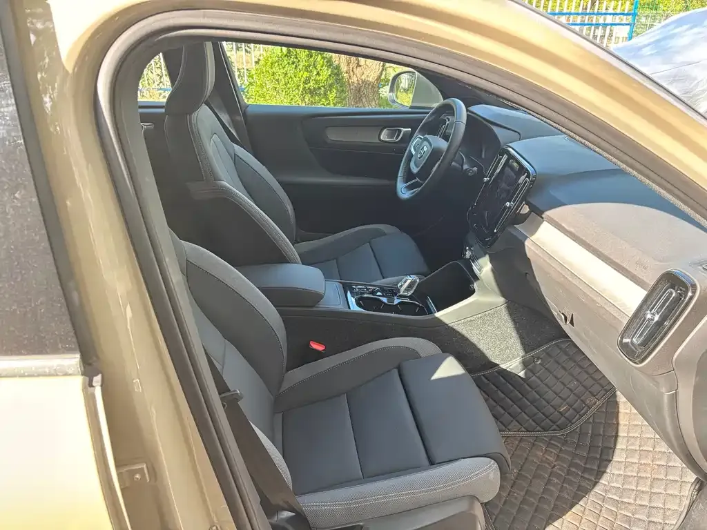 Volvo XC40 — фото 10