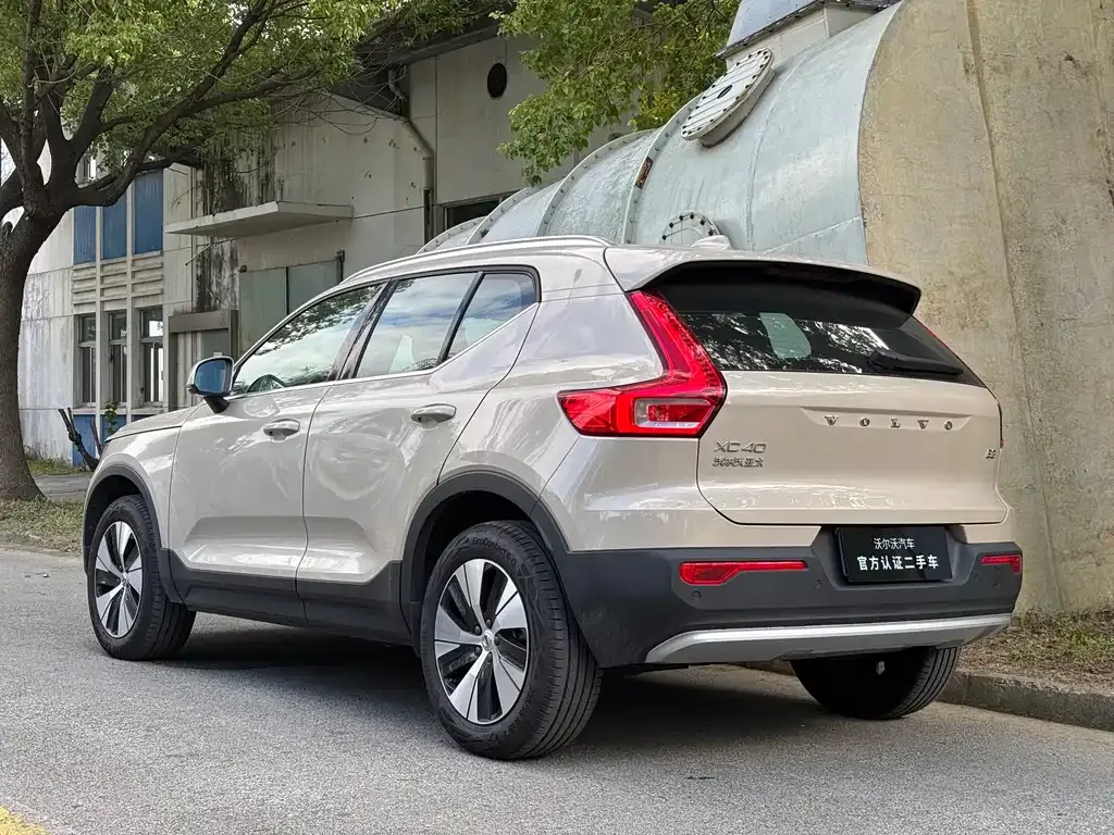 Volvo XC40 — фото 4