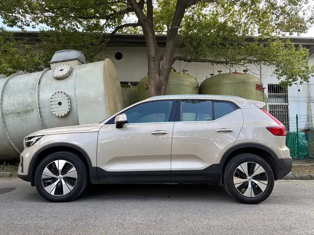 Volvo XC40 — фото 7