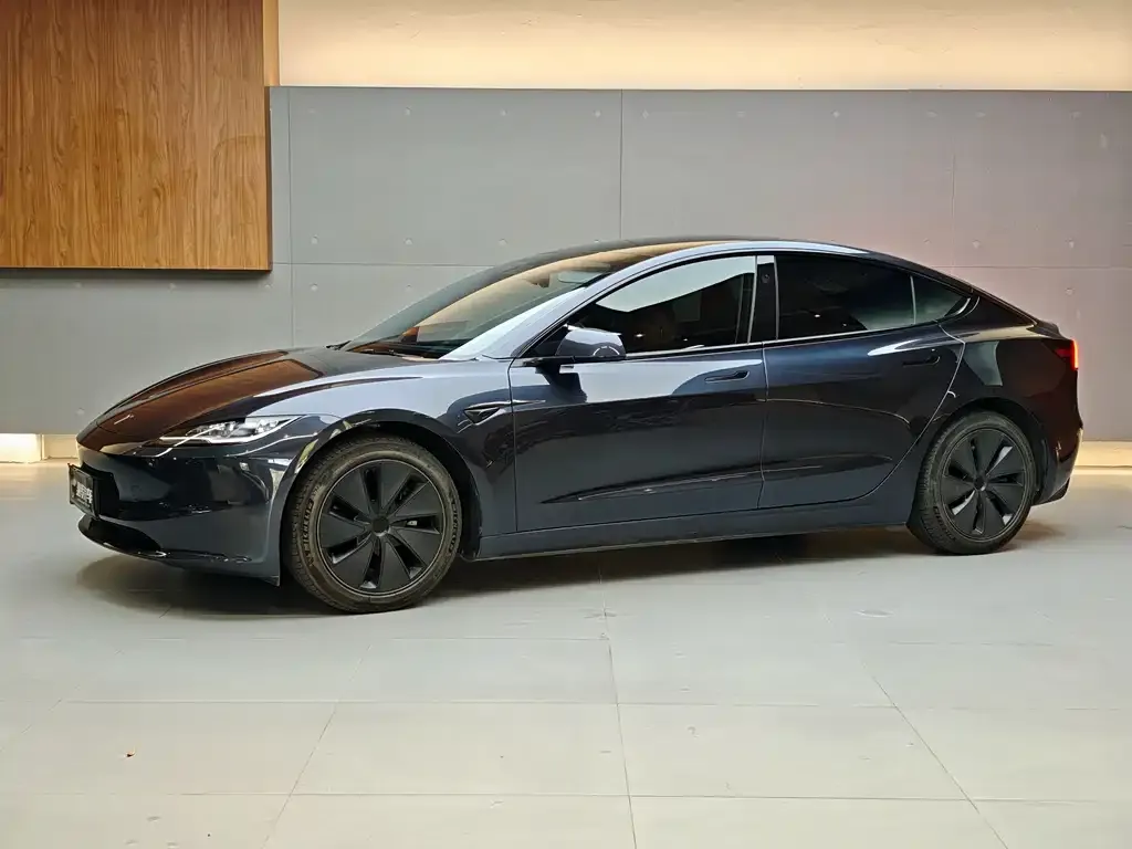 Tesla Model 3 — фото 1