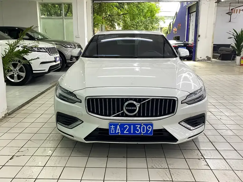 Volvo S60 — фото 1