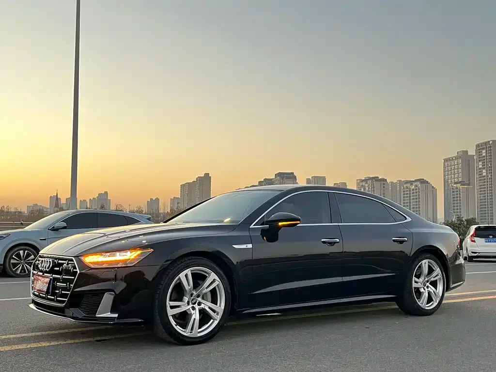 Audi A7L — фото 1