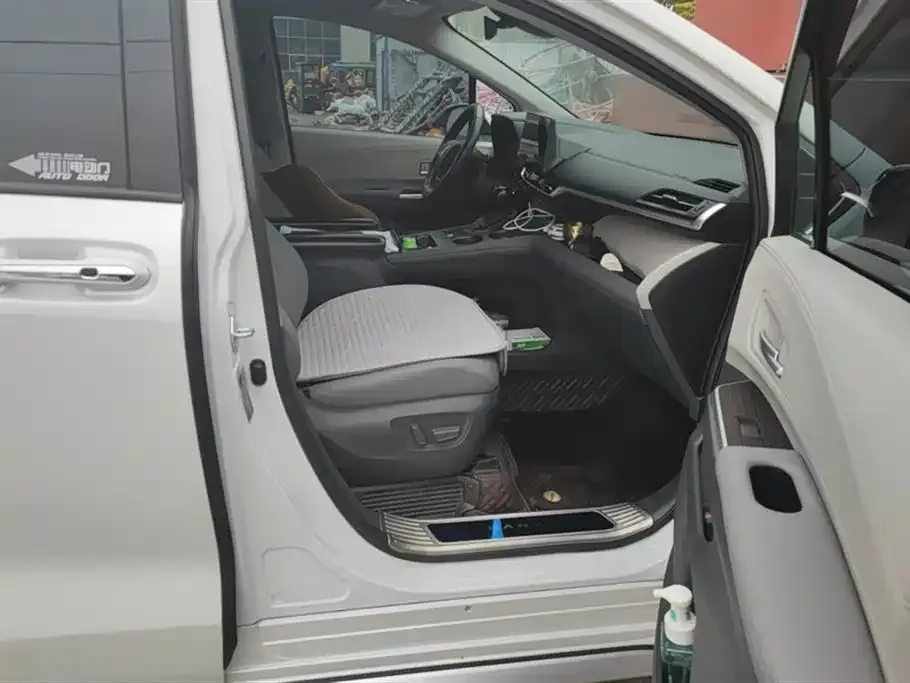 Toyota Granvia — фото 8