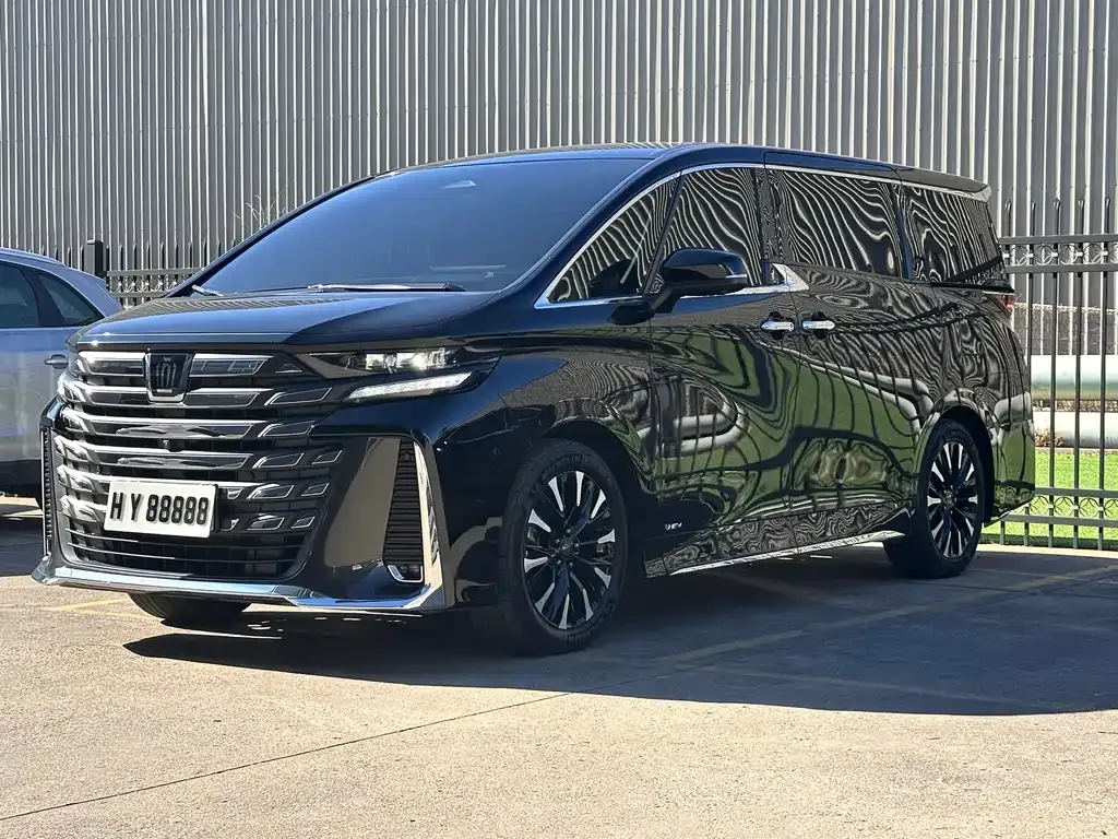 Toyota Vellfire — фото 1