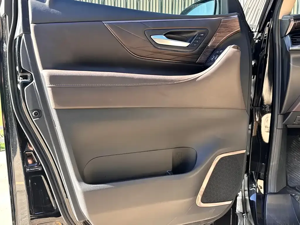 Toyota Vellfire — фото 8