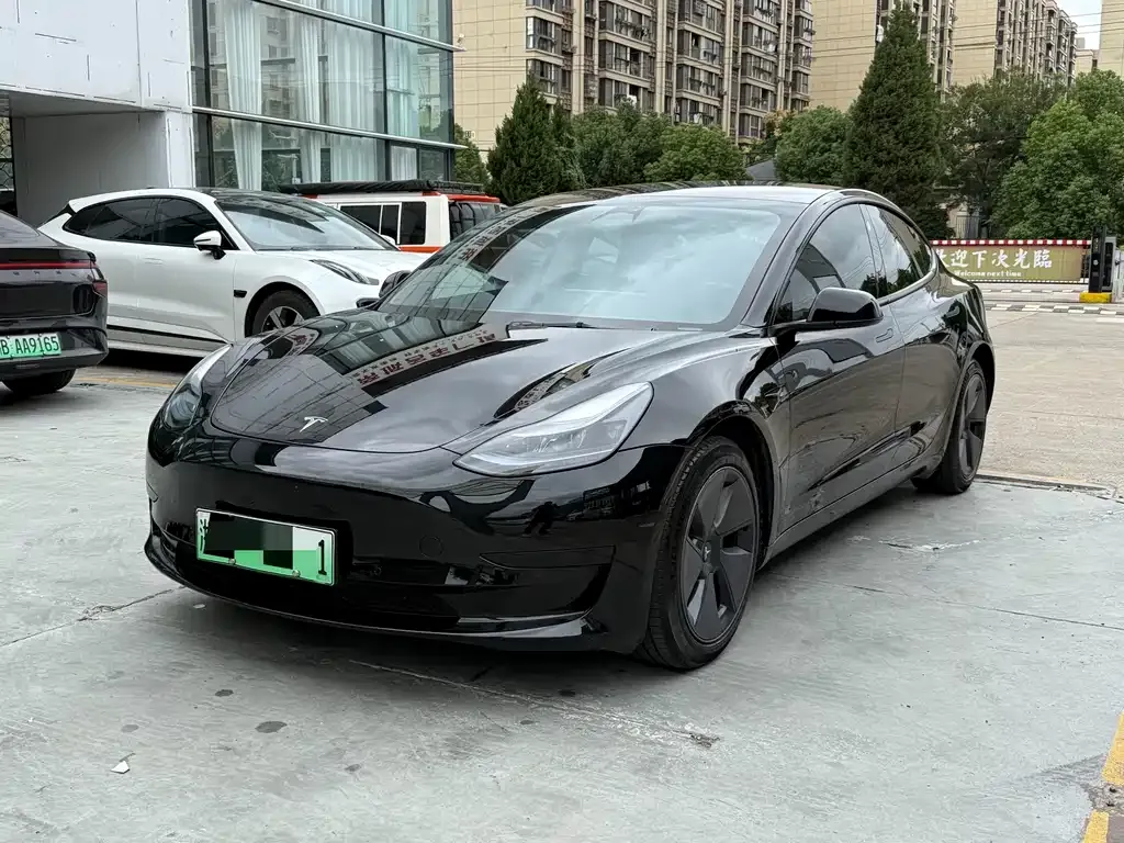 Tesla Model 3 — фото 1
