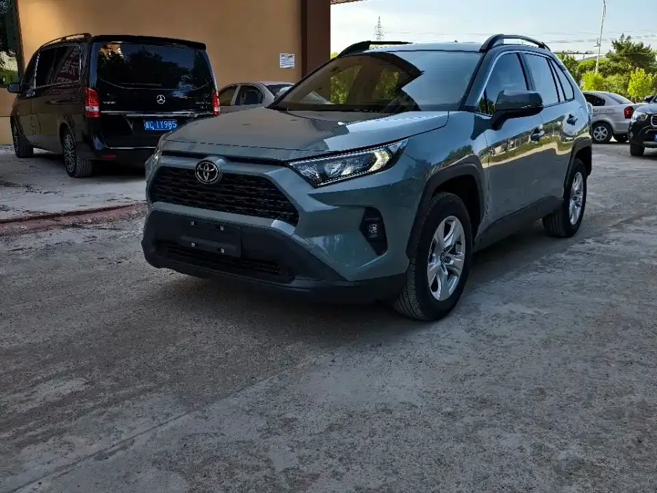 Toyota RAV4 — фото 1