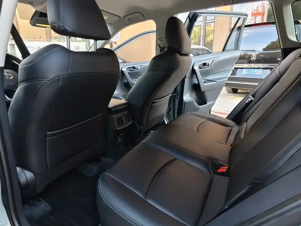 Toyota RAV4 — фото 10