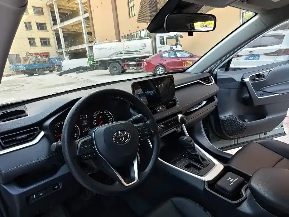 Toyota RAV4 — фото 8