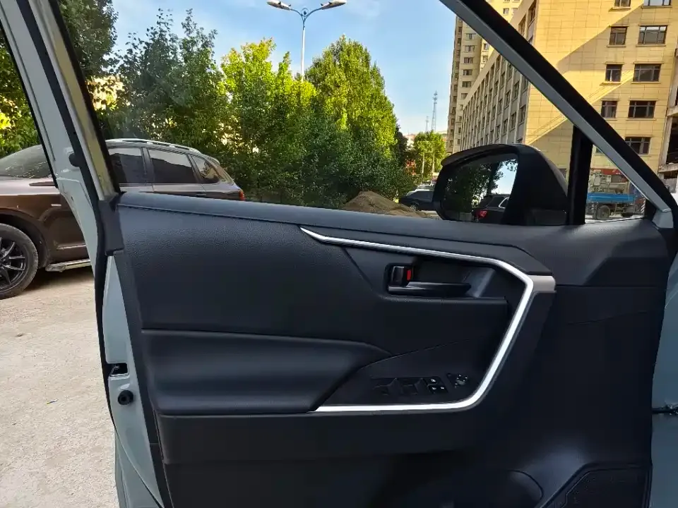 Toyota RAV4 — фото 9
