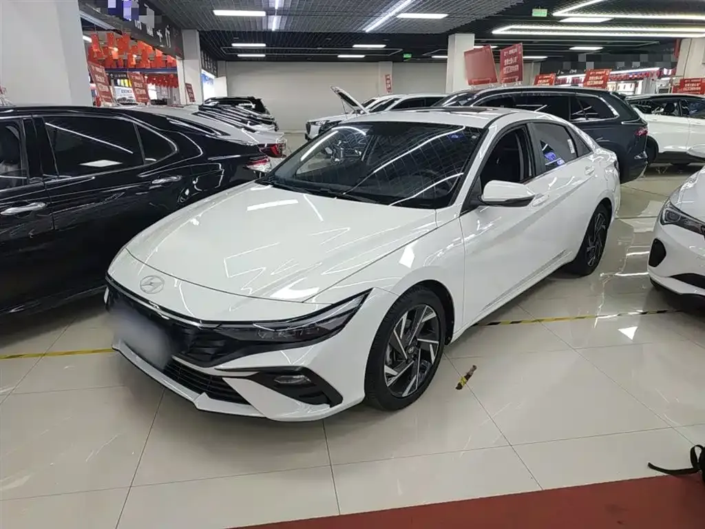 Hyundai Elantra — фото 1