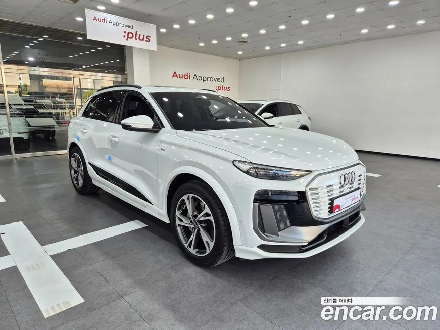 Audi Q6 e-tron — фото 1