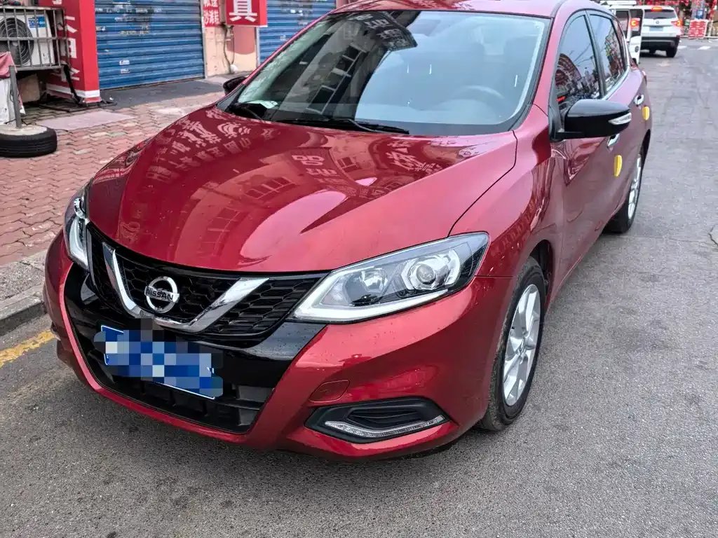 Nissan Tiida — фото 1